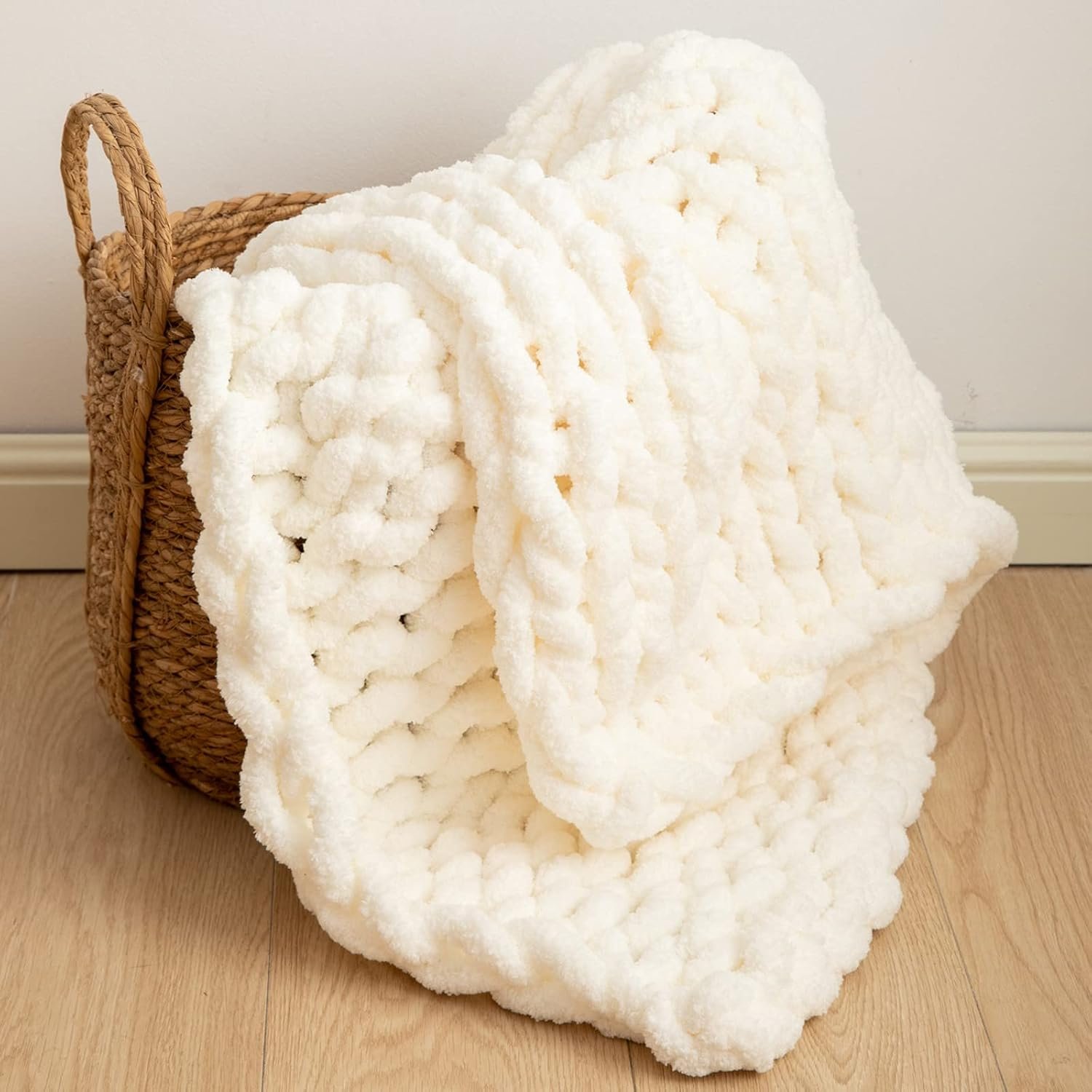 WESHIONGOO Chunky Knit Blanket Throw 40″×40″ Knitted Throw Blankets for Couch Bed Fluffy Soft Blanket with Jumbo Chenille Yarn Thick 100% Handmade (Cream White)