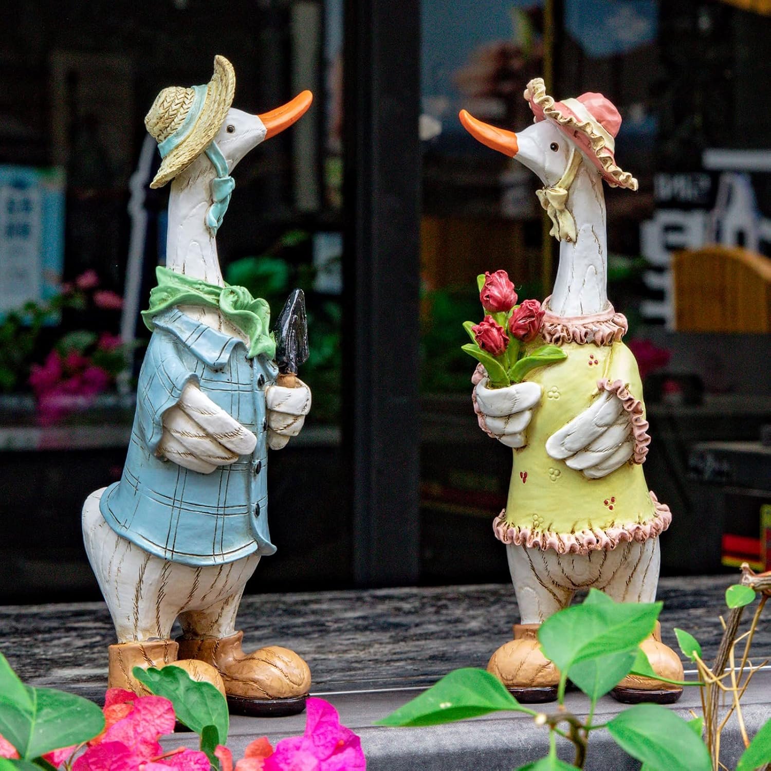 Garden Statues Couple Duck, Funny Cartoon Duck Garden Statues Indoor Outdoor Spring Decorations Cute Ducks Art Décor Goose for Yard Home Garden Patio and Office (2- Pack)