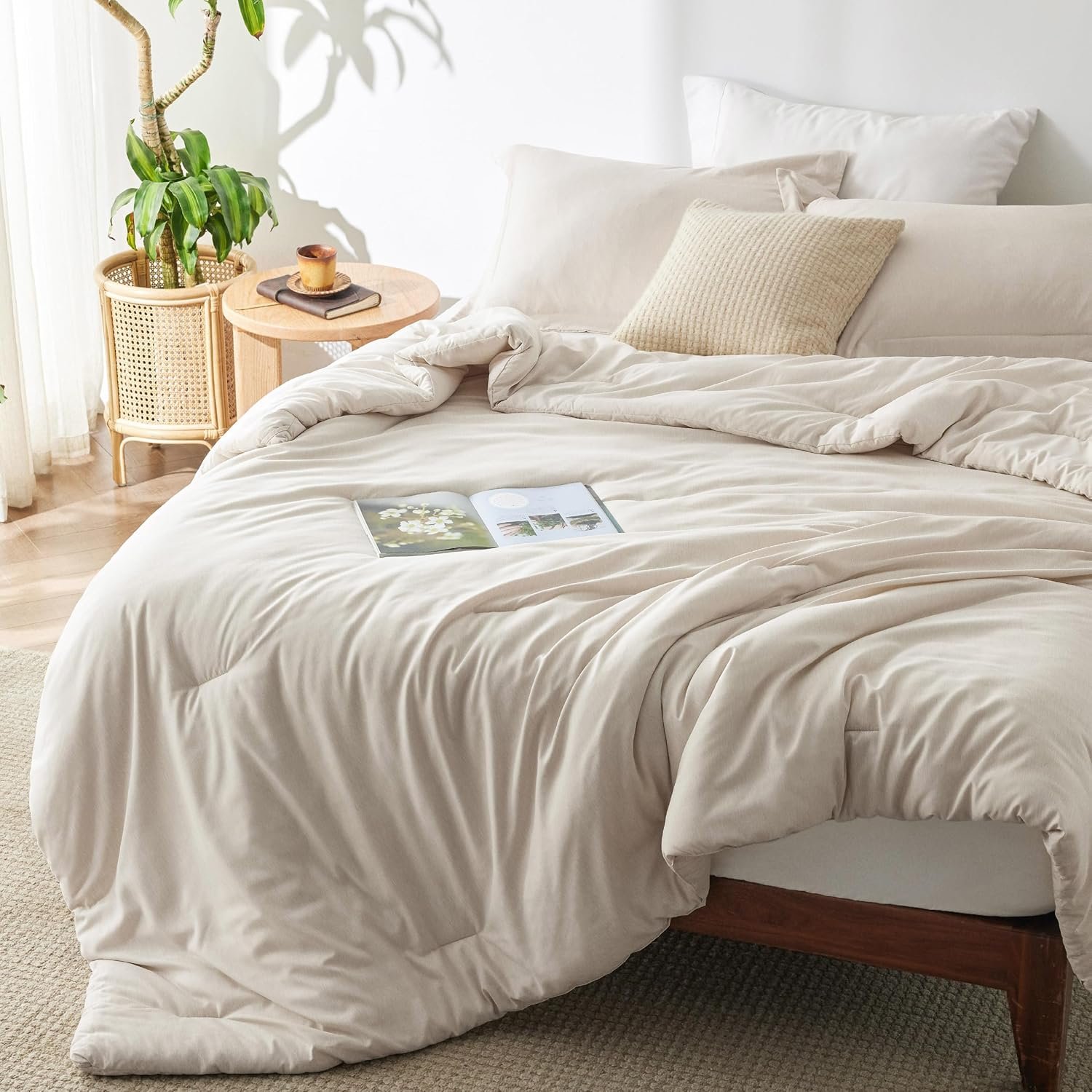Bedsure King Size Comforter Set – Beige King Comforter Set, Soft Bedding for All Seasons, Cationic Dyed Bedding Set, 3 Pieces, 1 Comforter (104″x90″) and 2 Pillow Shams (20″x36″+2″)