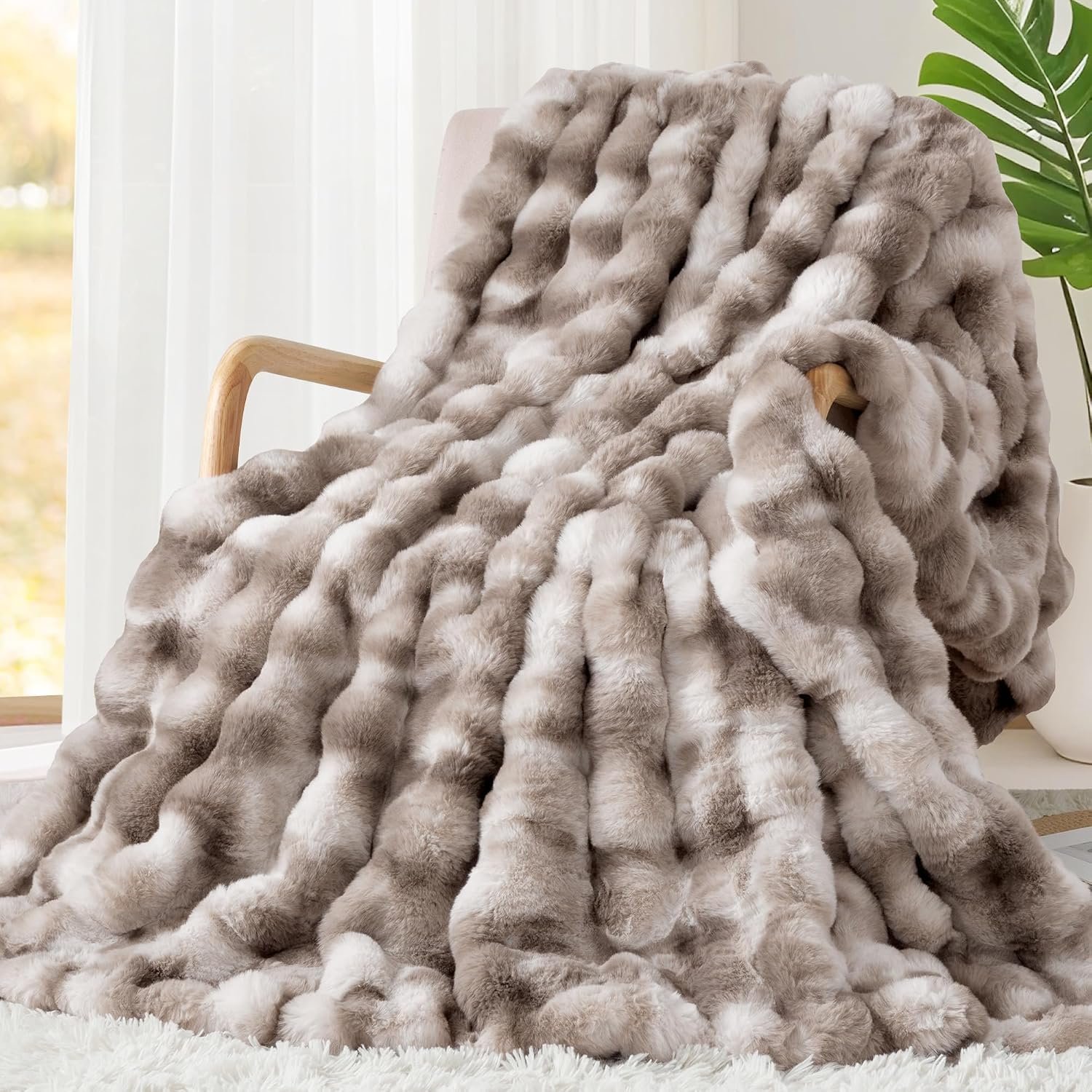 Touchat Luxury 1000GSM Faux Rabbit Fur Throw Blanket, Super Heavy Warm Cozy Brown Blankets for Couch Bed Sofa, Ruched Plush Fuzzy Elegant Soft Reversible Mink Blanket for Living Room Bedroom