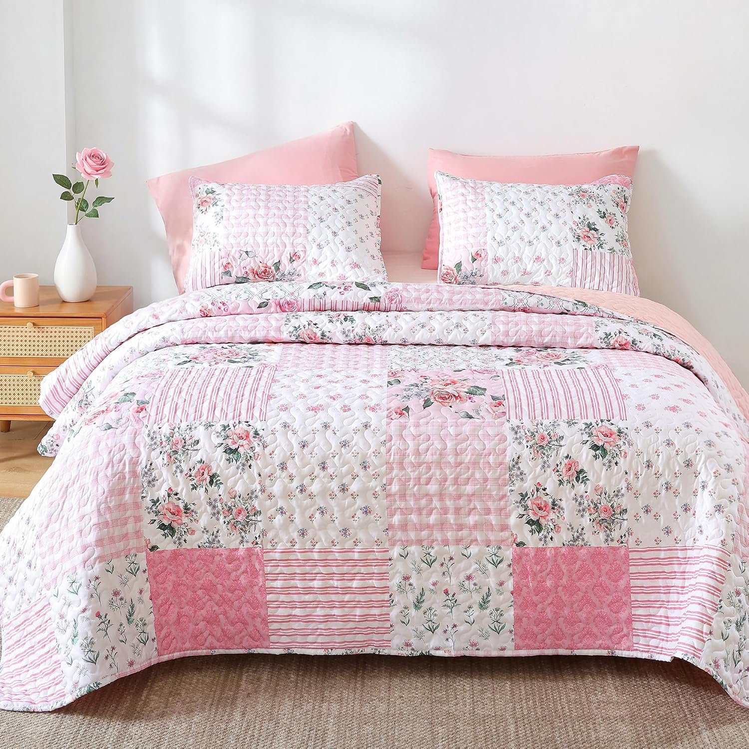 YIKUSH Floral Quilt Set Queen Size – Ultra Soft Lightweight Bedspread, 3 Piece Pink Bedding Set (90″x90″) with Pillowcases (20″x26″), All Season Coverlet for Bedroom & Guest Room