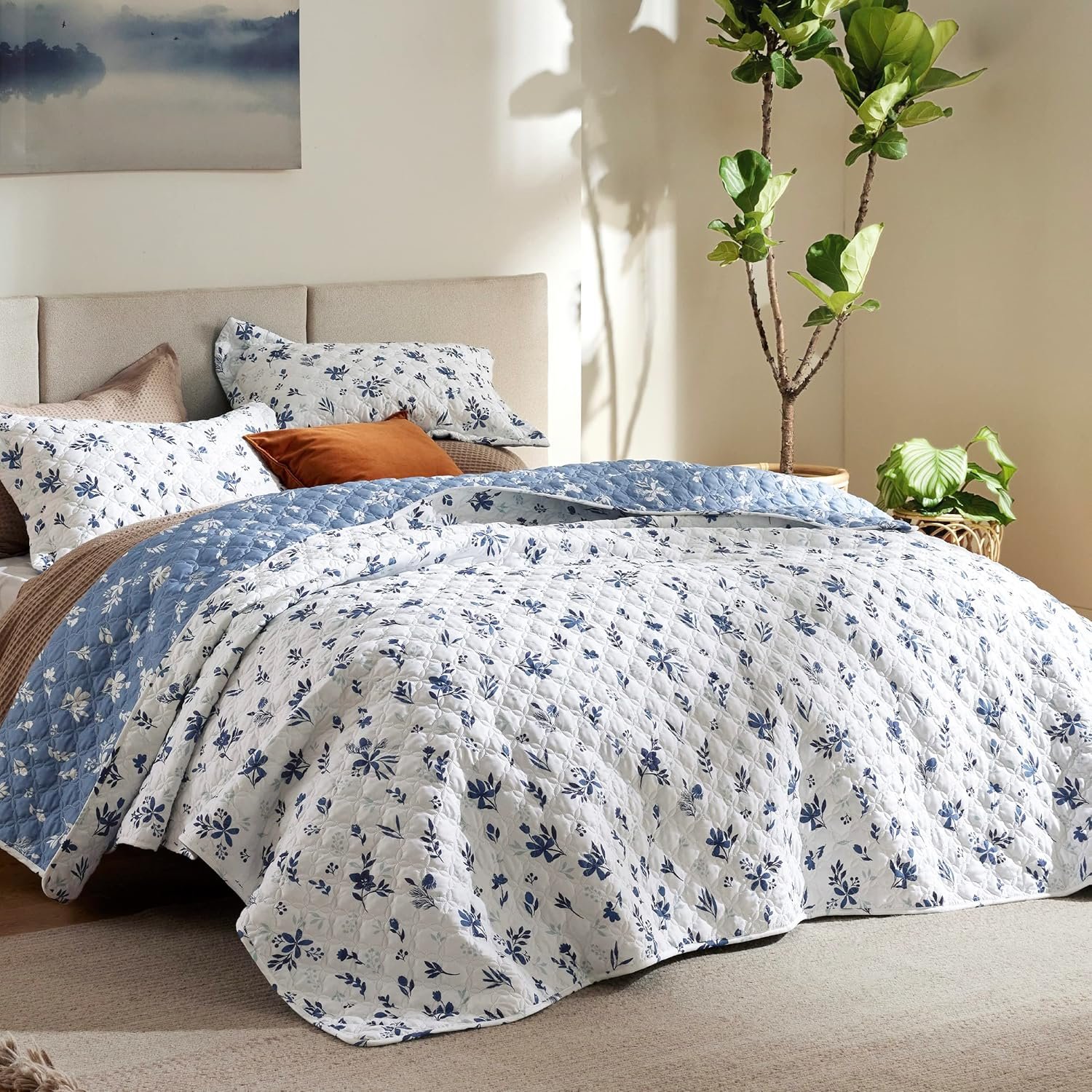 Bedsure Floral Quilt Queen Size – Reversible Blue & White Floral Comforter, Daisy Design Lightweight Bedspread Quilt Bedding, Soft Microfiber Coverlet for All Seasons (90″x96″)